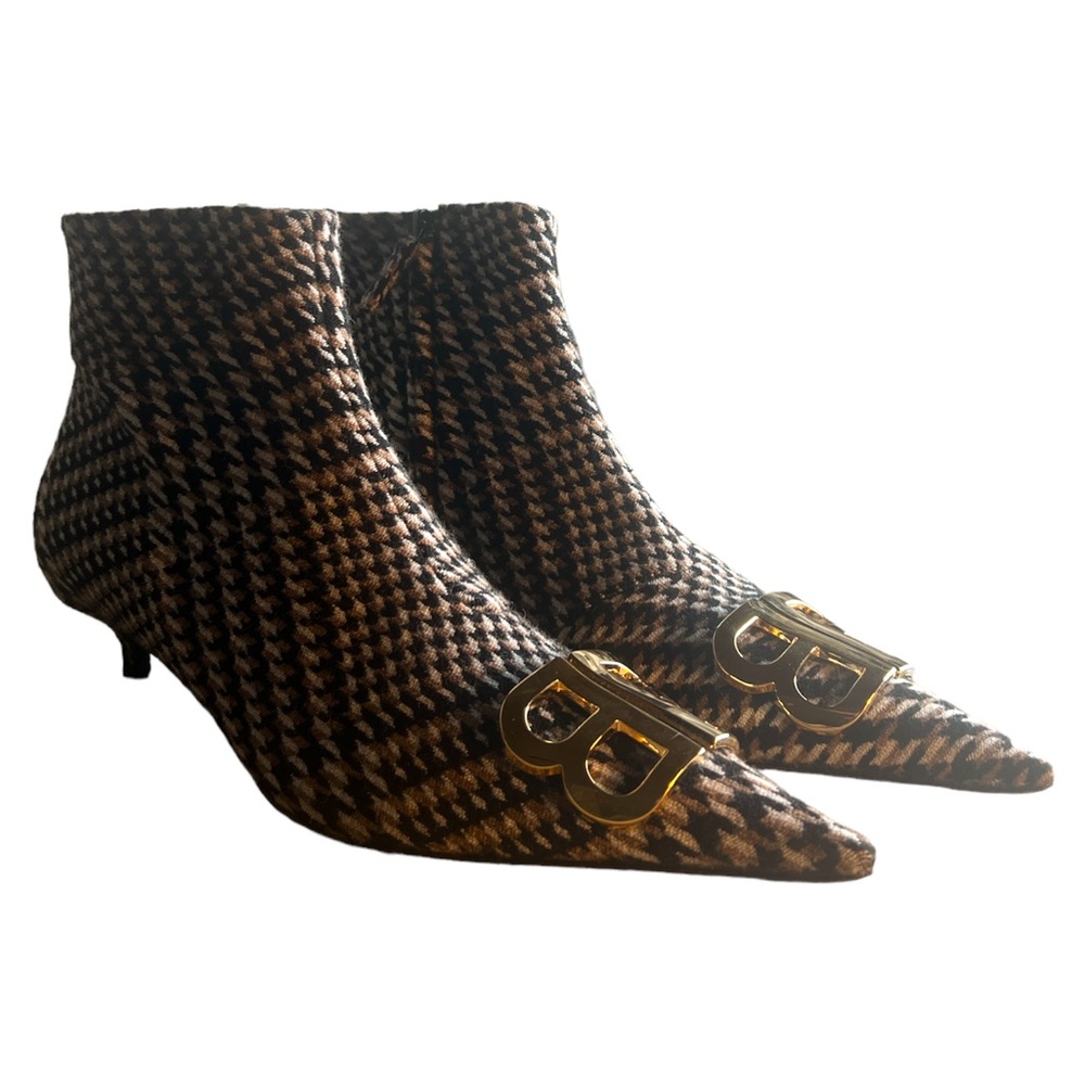 Brown tweeted Balenciaga ankle boots. - Picture 2 of 7